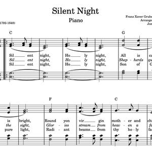 Op de afbeelding: Partituur voor het lied "Stille Nacht" met tekst en pianonotatie. De muziek is gearrangeerd voor piano door Jonathan Slatter.