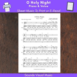 以下が含まれることがあります： ピアノとボーカル用の「O Holy Night」の楽譜。タイトルは一番上にあり、その下に「Sheet Music To Print or E-Read」という言葉があります。音楽は、黒い音符とテキストで白い紙に印刷されています。背景は濃い木目です。