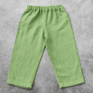 Peut inclure: Pantalon en lin vert clair avec une taille élastique. Ce pantalon court a une coupe large et est fabriqué dans un tissu texturé. Le pantalon est de couleur unie et convient aux tenues décontractées.