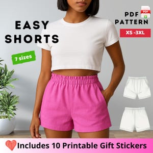Puede incluir: Una mujer con un top corto blanco y pantalones cortos rosas. La imagen incluye el texto "EASY SHORTS", "7 tallas", "PDF PATTERN" y "XS-3XL". La imagen también incluye el texto "Includes 10 Printable Gift Stickers".