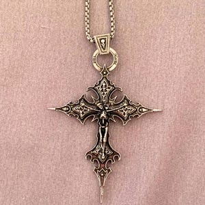 Gothic Skull Cross Necklace – Retro Nail Cross Pendant, Unisex Halloween Jewelry, Antique Silver Gothic Necklace for Men & Women