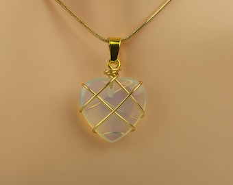 Collana con cuore in pietra di luna avvolto in filo metallico: ciondolo con ciondolo in rame