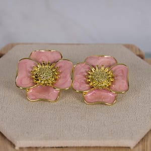 Zierliche rosa Emaille Blumen Ohrstecker: Gold Blümchen Ohrstecker oder Clip-Ons