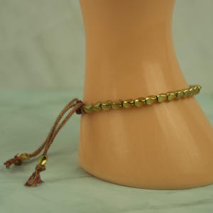 Pulsera minimalista de cuentas de latón: cordón de macramé bohemio ajustable
