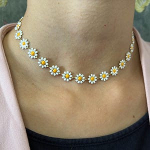Dainty Daisy Flower Choker: Floral Necklace