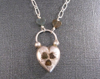 Collar antiguo con candado en forma de corazón de plata esterlina con sello de 1906 en cadena con cuentas, corazón irlandés