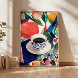 以下が含まれることがあります： 青と白のパターンでデザインされたコーヒーカップがソーサーの上に置かれている水彩画。背景は、フルーツと葉が描かれたカラフルな抽象的なデザインです。