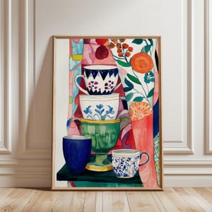 Może przedstawiać: Akwarela przedstawiająca martwą naturę z czterema kolorowymi filiżankami do herbaty z kwiatowymi wzorami na tle abstrakcyjnych wzorów kwiatowych w odcieniach różowego, czerwonego, pomarańczowego i zielonego.