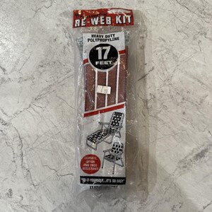 Può includere: Una confezione sigillata con l'etichetta "RE-WEB KIT" contenente fettuccia in polipropilene per impieghi gravosi. La confezione presenta un design rosso e bianco con la scritta "17 FEET" (circa 5,18 metri). La confezione include anche illustrazioni di sedie a sdraio e la scritta "DO-IT-YOURSELF...IT'S SO EASY".