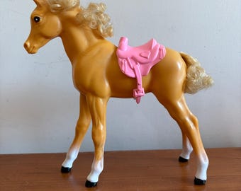 Figura de juguete vintage de Barbie Dixie Horse Palomino Tan Pink Heart de 1983 de Mattel