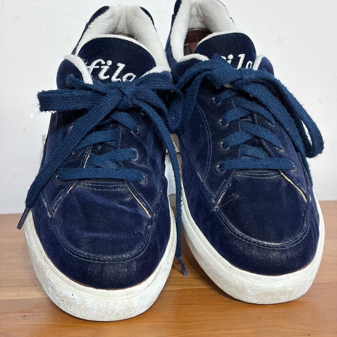Vintage Fila Navy Blue Velvet Sneakers 1990s Y2K Low Top Skate Shoes Size 8, foto 3 di 5