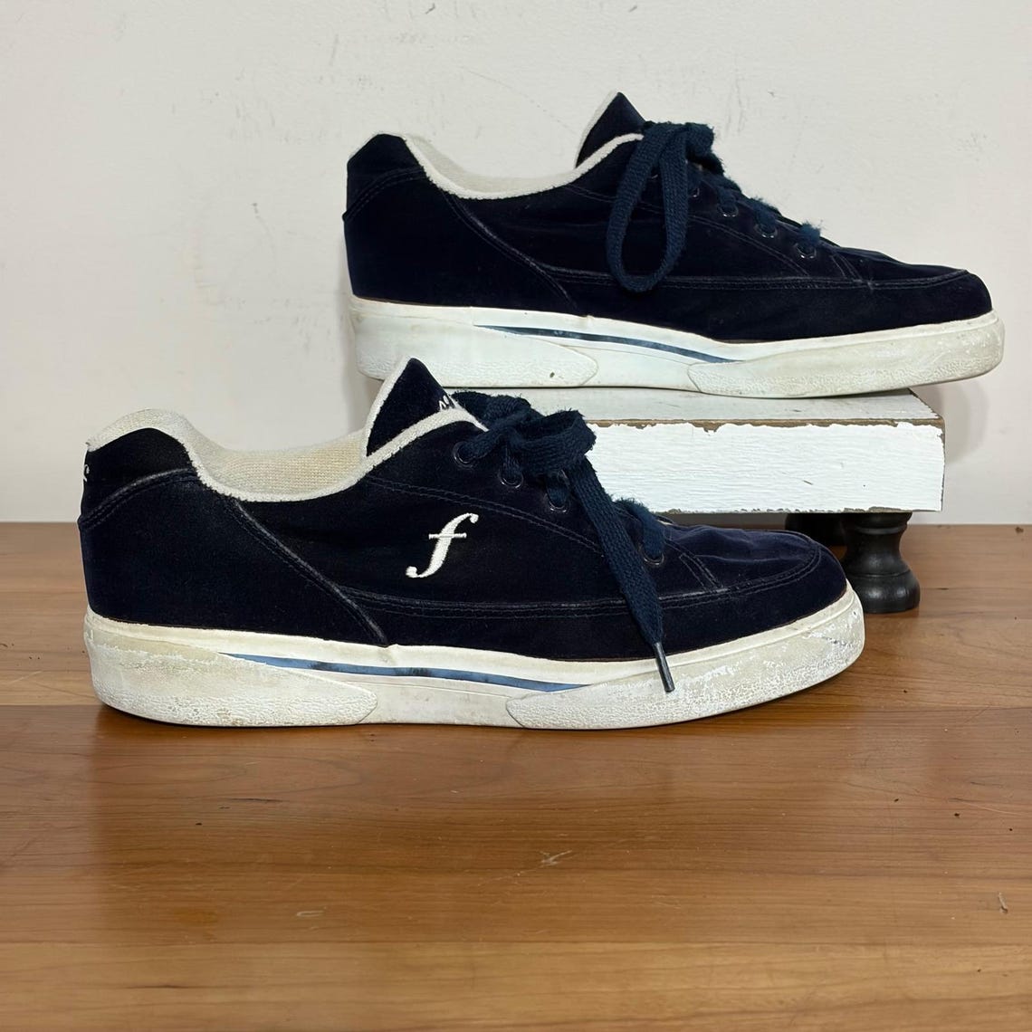 Vintage Fila Navy Blue Velvet Sneakers 1990s Y2K Low Top Skate Shoes Size 8, foto 1 di 5