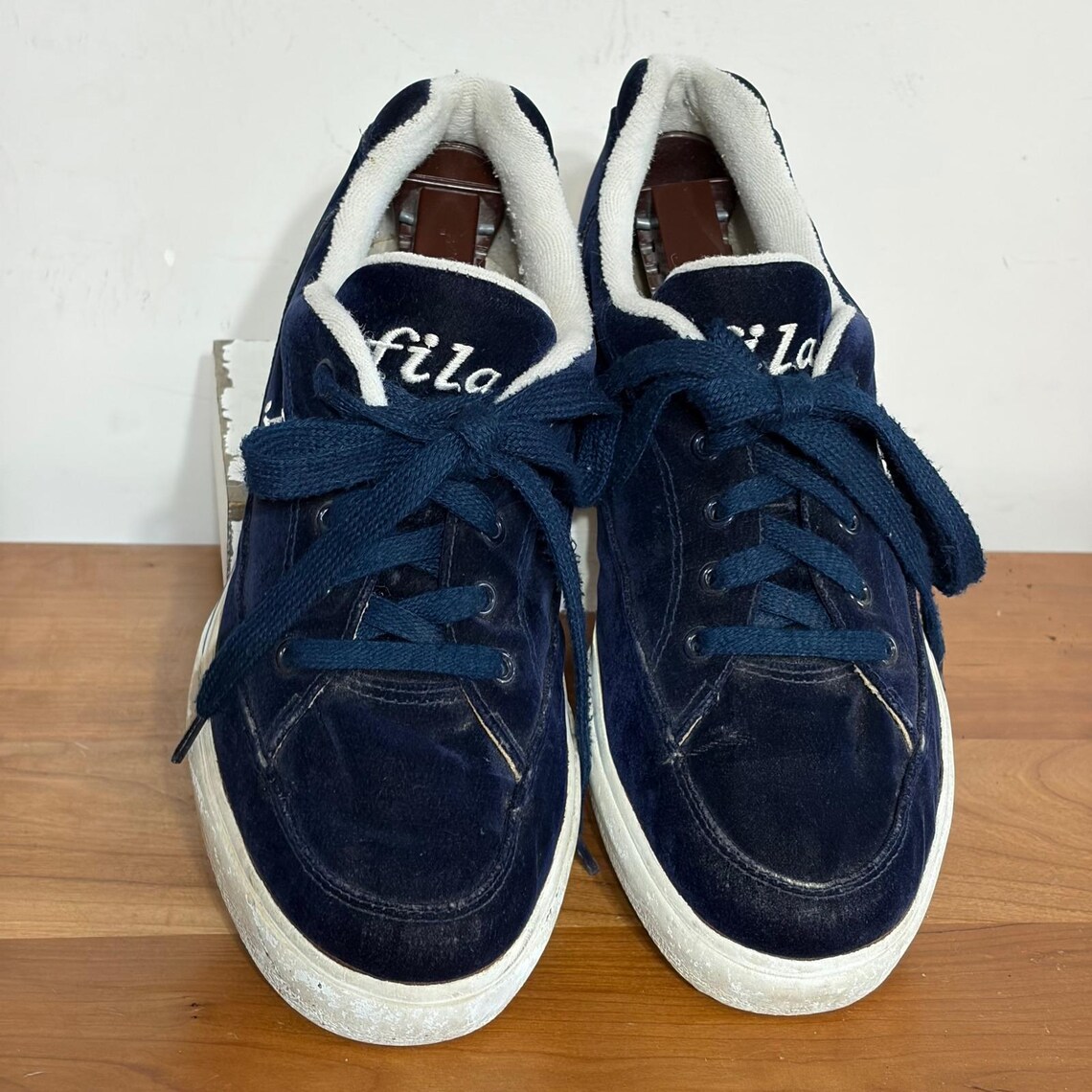 Vintage Fila Navy Blue Velvet Sneakers 1990s Y2K Low Top Skate Shoes Size 8, foto 4 di 5
