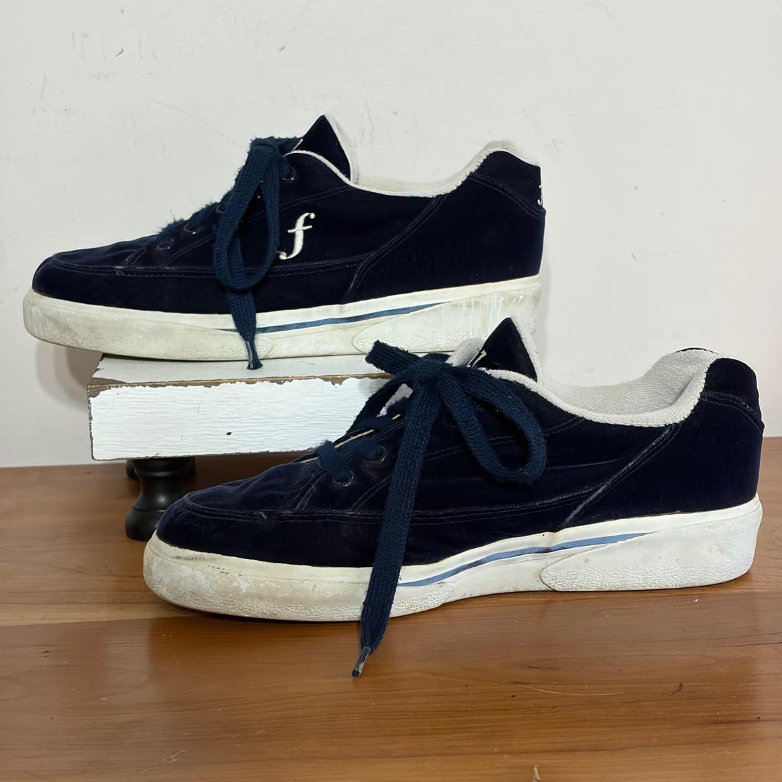 Vintage Fila Navy Blue Velvet Sneakers 1990s Y2K Low Top Skate Shoes Size 8, foto 2 di 5