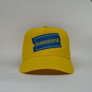Blockbuster Retro Snapback-keps – Gul & Blå Broderad Keps – Perfekt Gåva