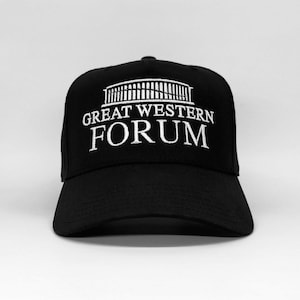 Op de afbeelding: Zwarte baseballcap met een gebogen klep. De cap heeft witte geborduurde tekst en een afbeelding van een gebouw met de tekst "GREAT WESTERN FORUM". Een klassieke stijl, geschikt voor diverse casual gelegenheden.