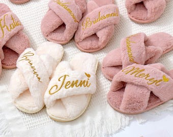 Pantoufles duveteuses personnalisées, chaussons croisés duveteux faits à la main pour une mariée, cadeau de demoiselle d&#39;honneur, enterrement de vie de jeune fille, cadeau de demoiselle d&#39;honneur personnalisable