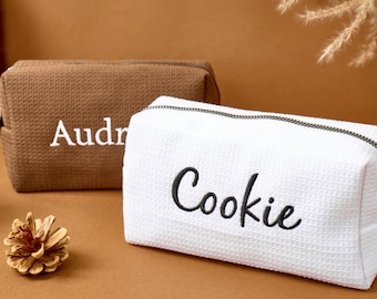 Borsa per il trucco a nido d'ape con nome personalizzato, organizer per articoli da toeletta con monogramma ricamato, proposta di matrimonio per damigella d'onore, regalo di Natale per lei