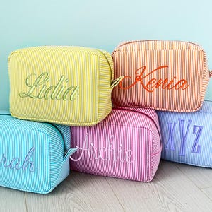 Personalisierte bestickte Seersucker-Kosmetiktasche, Seersucker-Make-up-Tasche, Monogramm-Kulturtasche, benutzerdefinierte Reise-Make-up-Tasche, Brautjungfer Geschenke
