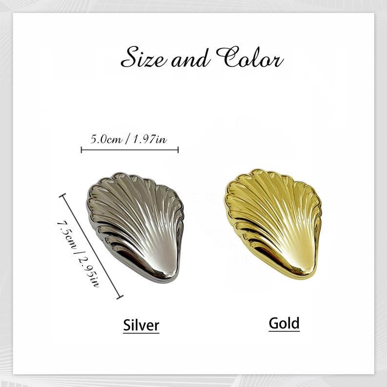 Puede incluir: Un objeto decorativo en forma de concha plateada y dorada. La concha plateada mide 7,5 cm de largo y 5,0 cm de ancho. La concha dorada es de tama&ntilde;o similar. Tambi&eacute;n est&aacute; presente el texto "Size and Color", "Silver" y "Gold".