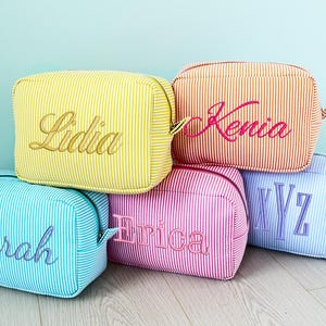 Personalisierte bestickte Seersucker-Kosmetiktasche, Seersucker-Make-up-Tasche, Monogramm-Kulturtasche, benutzerdefinierte Reise-Make-up-Tasche, Brautjungfer Geschenke