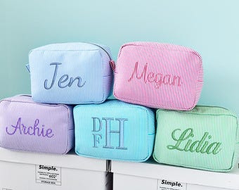 Trousse à broder personnalisée, trousse en seersucker à monogramme, trousse de maquillage en seersucker, cadeaux de demoiselle d&#39;honneur, organisateur de maquillage, cadeau de shower de bébé