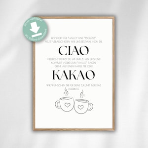 Puede incluir: Un marco de madera clara que contiene una impresión con la palabra "CIAO" en letras negras grandes, con la palabra "KAKAO" debajo. Dos tazas de café con corazones están en la parte inferior. El texto está en alemán.