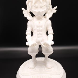 Könnte beinhalten: Weiße 3D-gedruckte Figurine eines Comic-Charakters mit stacheligem Haar, der eine Jacke und Shorts trägt. Die Figur steht auf einem runden Sockel mit dem aufgedruckten Text "Gear 5".