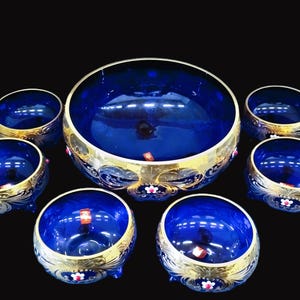 Juego de 7 cuencos de cristal checo de Bohemia, decorados en oro y esmalte azul.