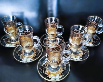 Tazze da tè e caffè + piatti in vetro di Boemia decorati con oro e smalto, 6+6 pezzi.