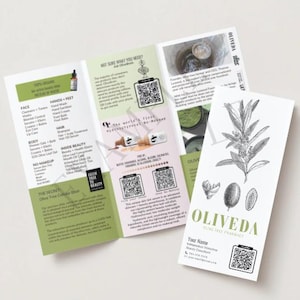Puede incluir: Folleto abierto con paneles verdes y blancos, con texto y códigos QR. Un panel muestra una ilustración botánica de una rama de olivo. El folleto promociona los productos de OLIVEDA Olive Tree Pharmacy.