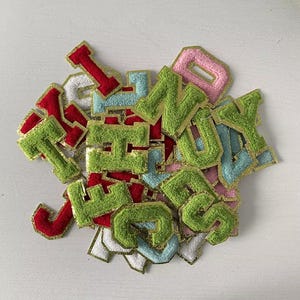 Letra Chenille de 2,17 polegadas, Patch bordado, Patch de ferro em costura, Capital com acabamento dourado, Crachá de nome bordado