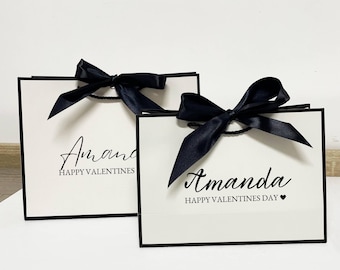 Gepersonaliseerde cadeauzakjes Valentijnsdag, cadeauzakje stel met satijnen lint, aangepaste cadeauzakjes bruidsmeisje, cadeauzakje vlinderdas, cadeauzakje naam