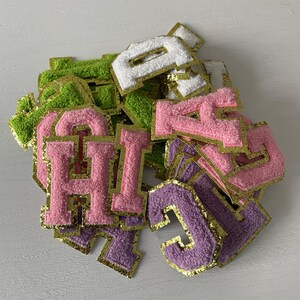 Letra Chenille de 2,17 polegadas, Patch bordado, Patch de ferro em costura, Capital com acabamento dourado, Crachá de nome bordado