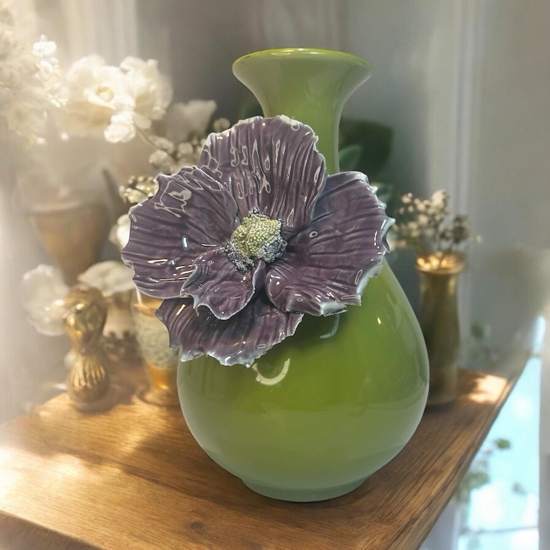 Rosa de Sharon de Rare-Anthropologie, gran flor morada en jarrón verde oliva, 9,5 x 7 imagen 2