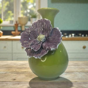 Rosa de Sharon de Rare-Anthropologie, gran flor morada en jarrón verde oliva, 9,5 x 7 imagen 1