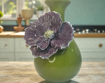 Rosa de Sharon de Rare-Anthropologie, gran flor morada en jarrón verde oliva, 9,5 x 7