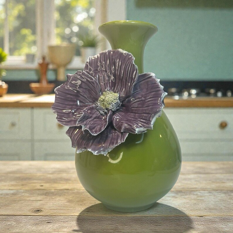 Rosa de Sharon de Rare-Anthropologie, gran flor morada en jarrón verde oliva, 9,5 x 7 imagen 1