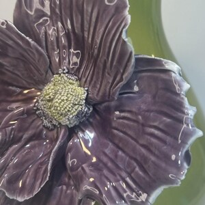 Rosa de Sharon de Rare-Anthropologie, gran flor morada en jarrón verde oliva, 9,5 x 7 imagen 4