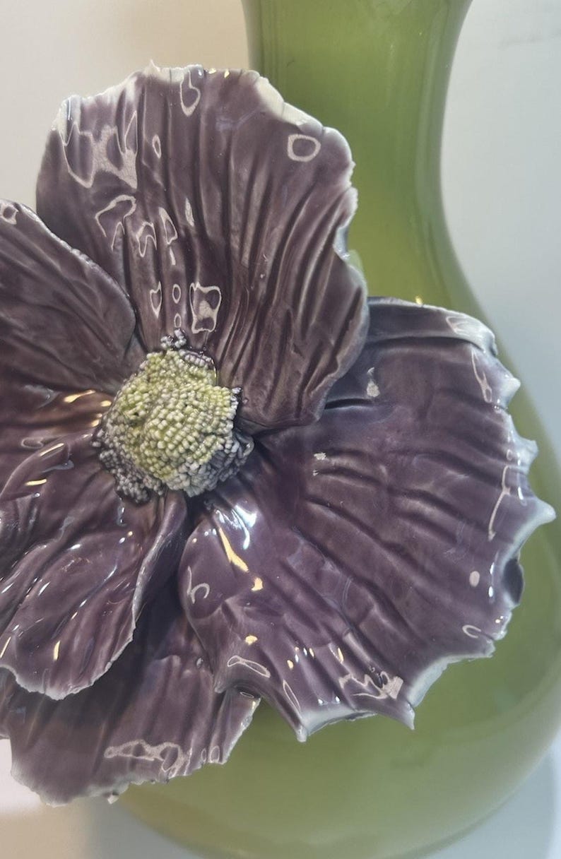 Rosa de Sharon de Rare-Anthropologie, gran flor morada en jarrón verde oliva, 9,5 x 7 imagen 4
