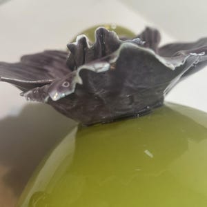Rosa de Sharon de Rare-Anthropologie, gran flor morada en jarrón verde oliva, 9,5 x 7 imagen 8