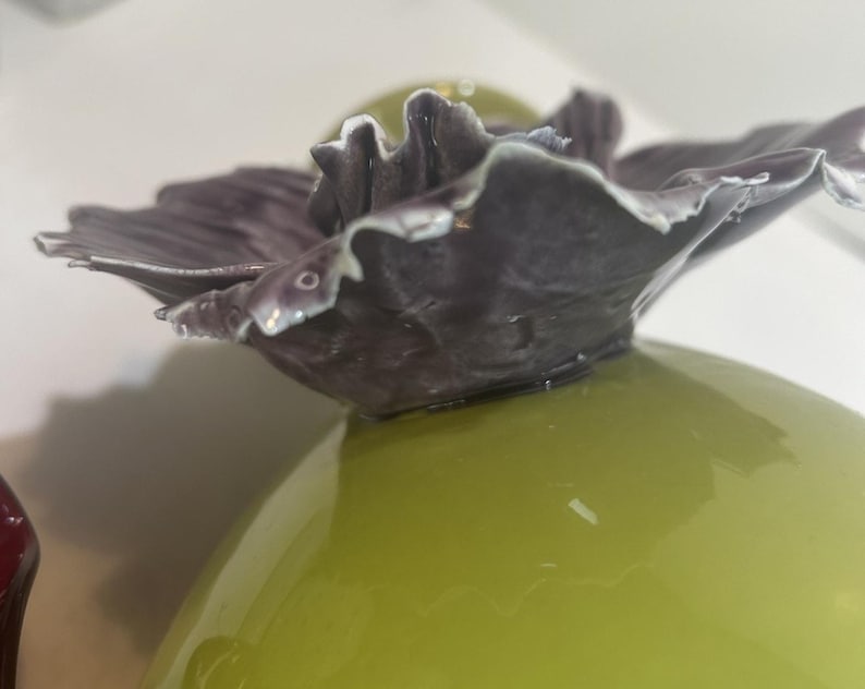 Rosa de Sharon de Rare-Anthropologie, gran flor morada en jarrón verde oliva, 9,5 x 7 imagen 8