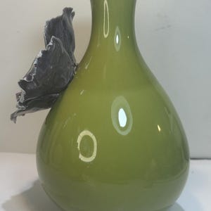 Rosa de Sharon de Rare-Anthropologie, gran flor morada en jarrón verde oliva, 9,5 x 7 imagen 5