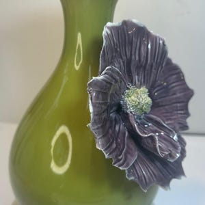 Rosa de Sharon de Rare-Anthropologie, gran flor morada en jarrón verde oliva, 9,5 x 7 imagen 3