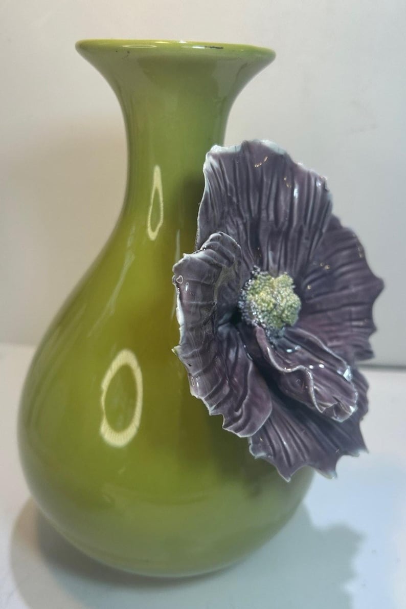 Rosa de Sharon de Rare-Anthropologie, gran flor morada en jarrón verde oliva, 9,5 x 7 imagen 3