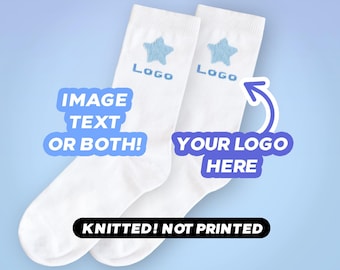 以下が含まれることがあります： ライトブルーのニットスターアイコンと、その下にLOGOという文字が入った白いクルーソックスのペア。画像には、IMAGE TEXT OR BOTH!、矢印付きのYOUR LOGO HERE、KNITTED! NOT PRINTEDというテキストオーバーレイが含まれています。