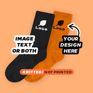 Pode incluir: Um par de meias, uma preta e uma laranja, cada uma com um ícone de folha branco ou preto acima da palavra LOGO. A imagem inclui o texto IMAGE TEXT OR BOTH, YOUR DESIGN HERE e KNITTED! NOT PRINTED, com uma seta para a meia laranja.