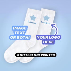 Op de afbeelding: Een paar witte sokken met een lichtblauw gebreid sterpictogram en het woord LOGO eronder. De afbeelding bevat tekstoverlays met de vermelding IMAGE TEXT OR BOTH!, YOUR LOGO HERE met een pijl, en KNITTED! NOT PRINTED.