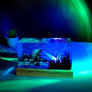 GL01 Handgemaakt harsnachtlampje met gigantisch zeemonster en gloeiend stadsgezicht – epoxydiorama ledlamp – uniek cadeau voor filmliefhebbers