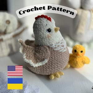 Pode incluir: Padrão de crochê para uma galinha marrom e branca e um pintinho amarelo. A galinha tem uma crista vermelha e um bico branco. O pintinho tem um bico amarelo e olhos pretos. O padrão está disponível em inglês e ucraniano.